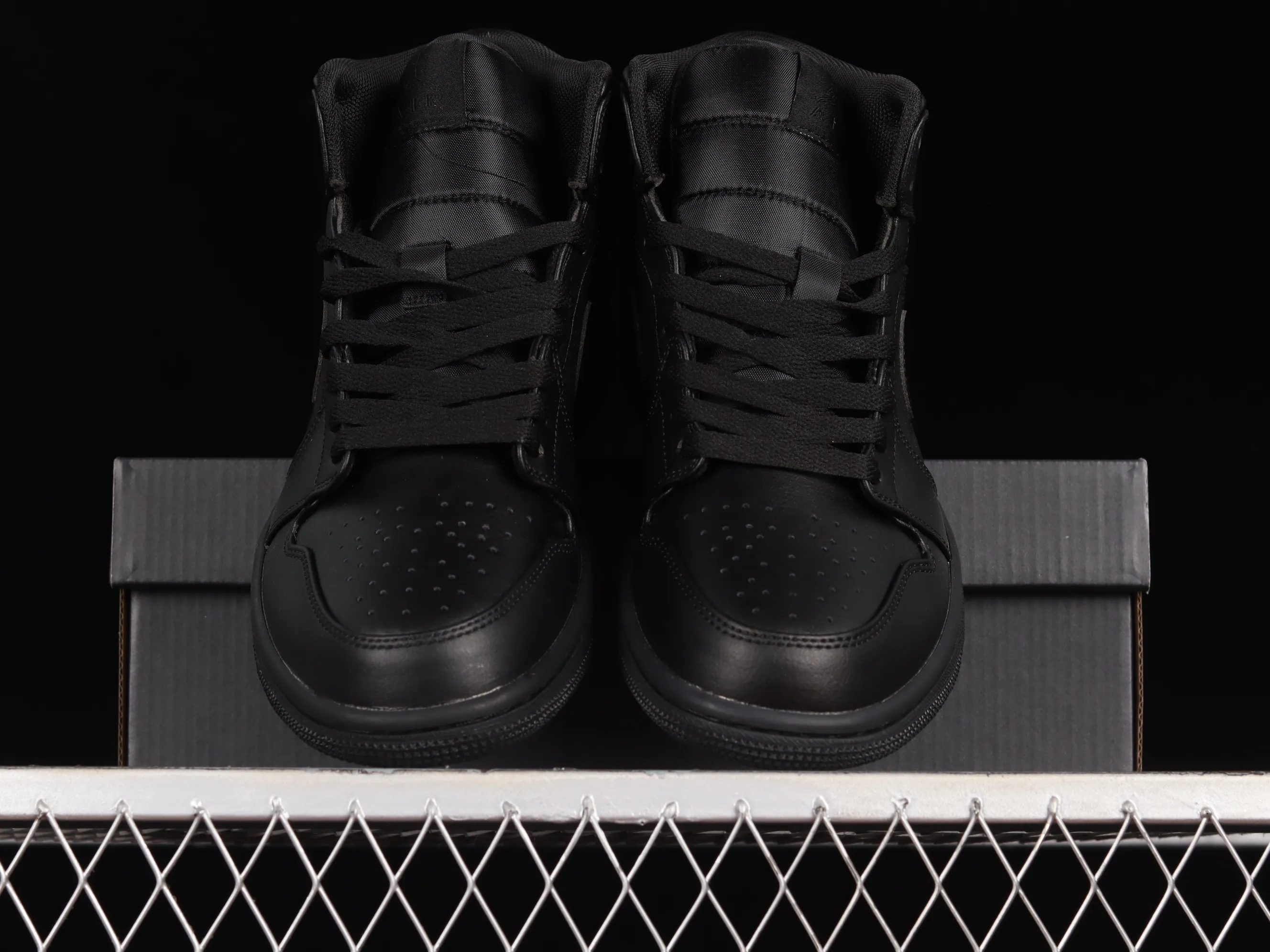 All categories Air Jordan Jordan series basketball shoes Air Jordan 1 Mid Air Jordan 1 Mid AJ1 Joe 1 all black Zhongbang basketball shoes 554724-093